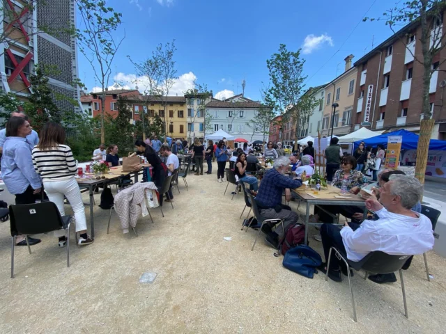 **💫 La festa è in pieno svolgimento alla Piazza del Popol Giòst! 💫**

Grazie a tutti voi che state riempiendo la piazza fin dal mattino! Le prime ore sono state memorabili, con l’inaugurazione della Catlana e la cerimonia di Cittadinanza Onoraria che ha emozionato tutti i presenti.

Ecco alcuni scatti dei momenti più belli finora... e non è ancora finita! Vi aspettiamo per il resto della giornata con tanta musica dal vivo: alle 17:30 dal DJ set di Ara Chi con aperitivo al Labart, per concludere alle 19:30 con l’Orchestra Giovanile “Florestano” del Conservatorio. Non mancate al brindisi finale delle 20:30 per salutarci

#TuttiInPiazza #PopolGiost #ViaRomaZero​​​​​​​​​​​​​​​​